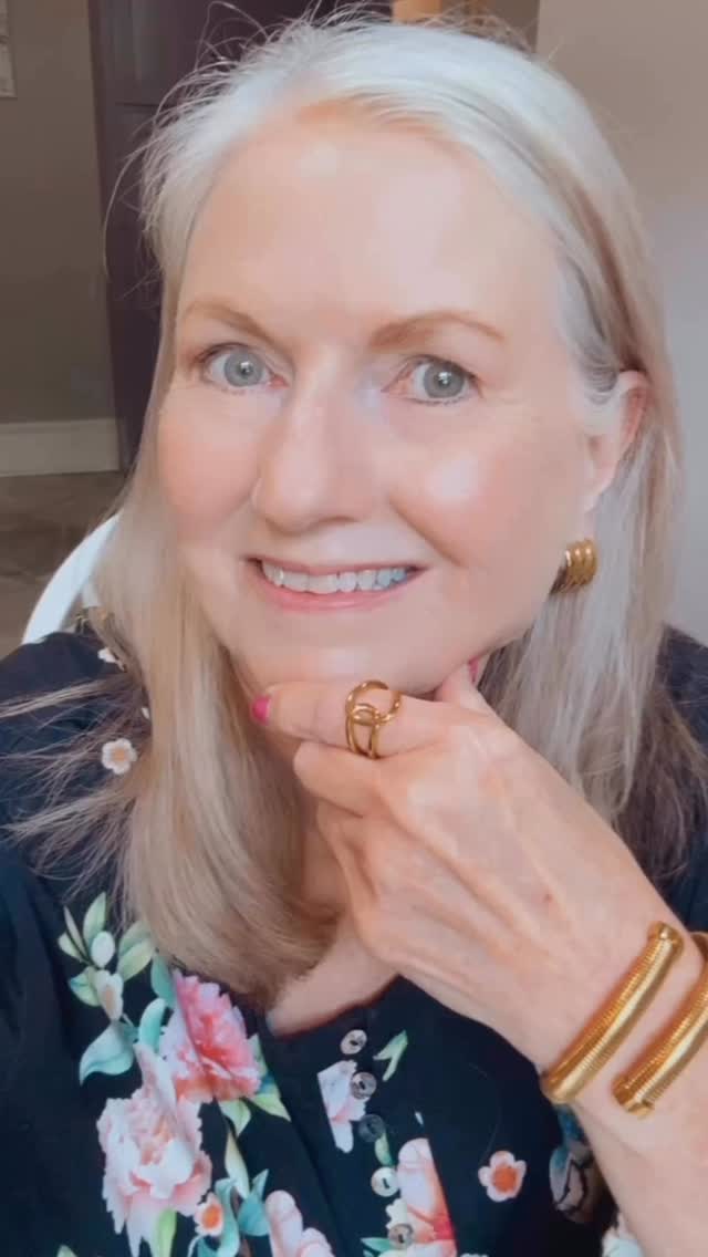She may not know where she’s going…
but she will arrive accessorized.

#AuntAudreyVibes #GoldenGirlEnergy #JewelryWithAttitude #Over60AndThriving #StyleHasNoAge #SassyAndStyled #PeacocksPretties