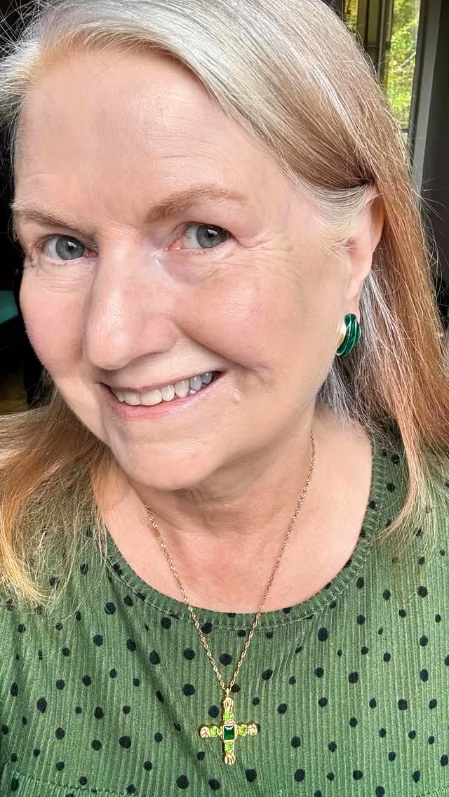 Some days it’s not about “dressing up” — it’s about choosing something that lifts your mood and reminds you who you are.
A little meaning + a little sparkle goes a long way. 💚
💬 Tell me your go-to feel-good accessory — necklace, earrings, bracelet, or something else?