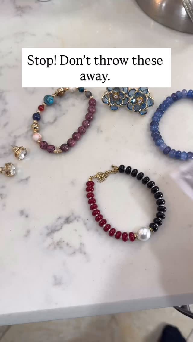 A tiny little hack that makes a big difference…
Those silica gel packets that come in your packages? Don’t toss ’em. They help absorb moisture — and moisture is one of the biggest culprits behind jewelry tarnishing.

I tuck these in my jewelry trays, travel cases, and anywhere my pretties rest. It’s totally free, totally easy, and it truly helps your pieces stay looking their best.

If you love simple style, easy jewelry tips, and everyday encouragement…
follow along for more. 💛

#JewelryCareTips #SimpleStyle #PeacocksPretties #JBloomJewelry #JewelryHacks