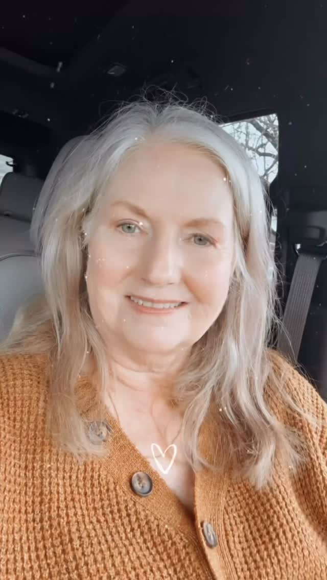 Every one of my girlfriends sent this to me last week,
and when that happens… I pay attention.

It’s about the small things.
The quiet details.
The tiny moments that actually add up.

I turned it into a free printable for you—
because it felt too good not to share.

👉 Comment the word GENTLE to get your free printable.