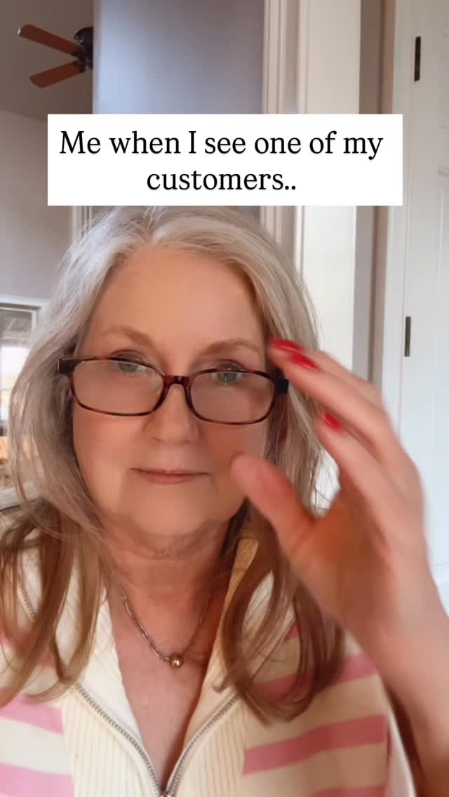 Me when I spot one of my Peacock’s Pretties girls wearing her accessories out in the wild.
Instant smile. Always cheering you on.#lillarose #peacockspretties #over60blogger